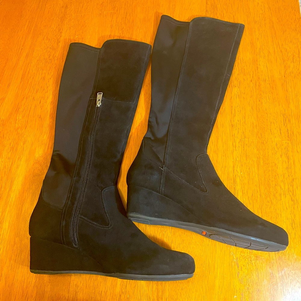 Never worn knee high black Rockport boots with inside zippers size 10